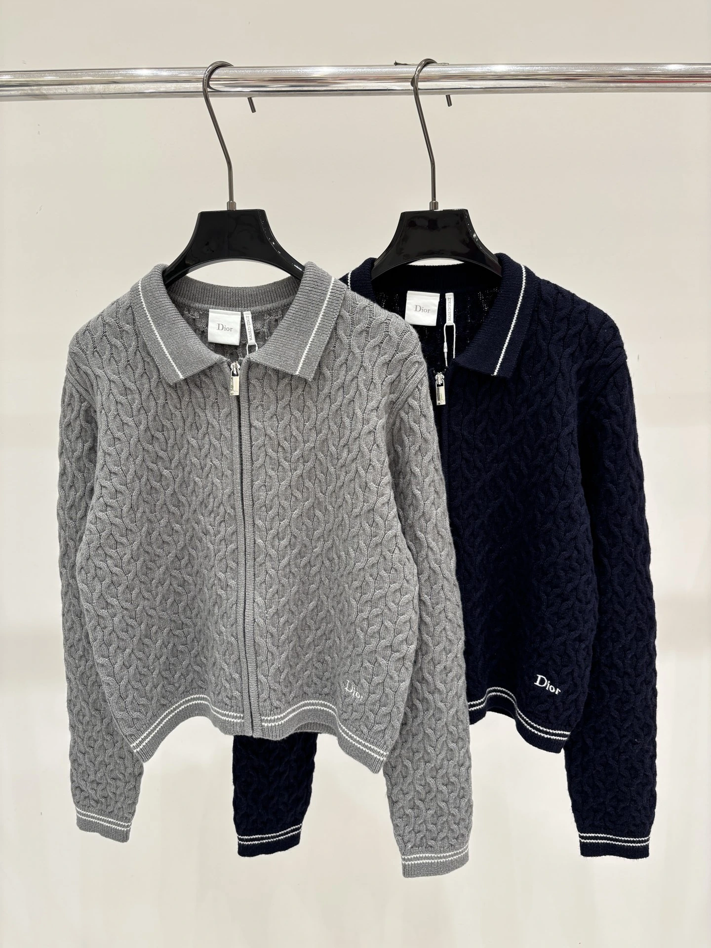 Dior（ディオール） 初秋 コントラスト配色・刺繍・襟付き・レタリング カーディガン。 カラー：ネイビー / グレー。 サイズ：S/M/L