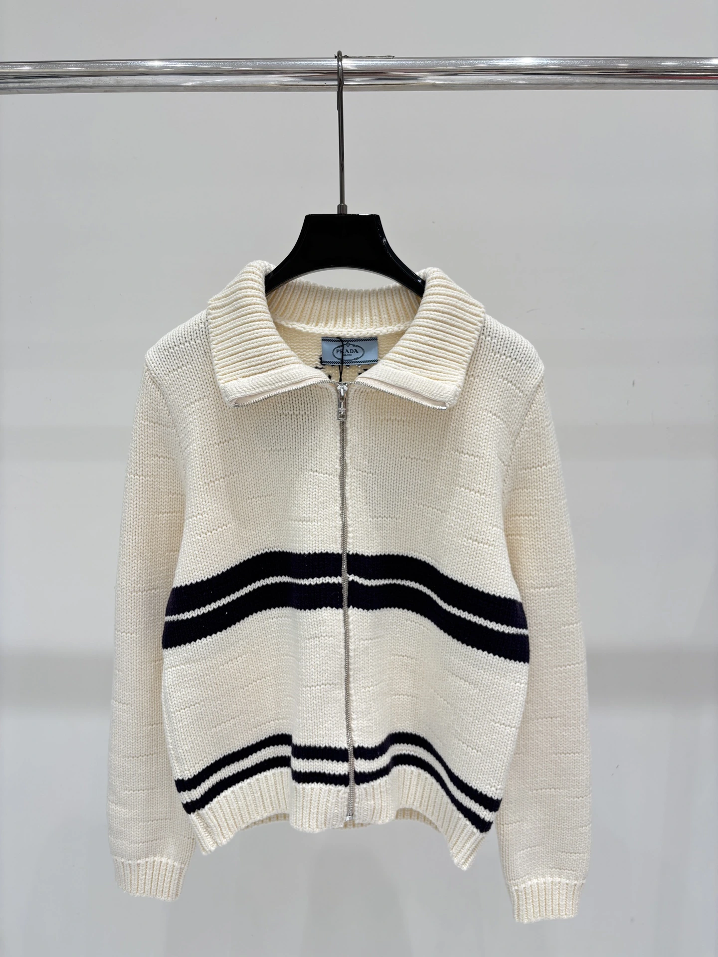 PRADA(プラダ) 初秋 ストライプ・ロゴディテール カーディガン。 カラー:ワンカラー。 サイズ:S/M/L
