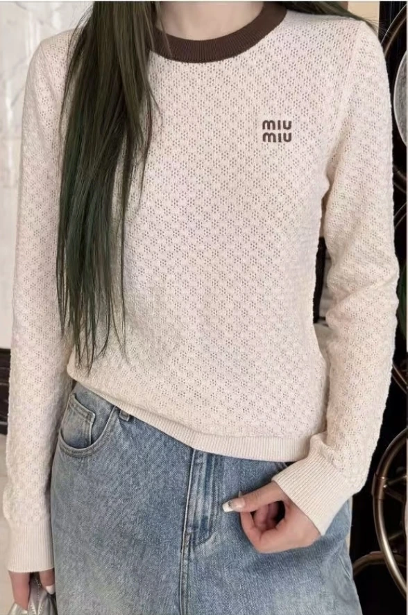 Miu Miu(ミュウミュウ) コントラスト配色・刺繍・ジャカード・クルーネック・ソフトな風合い・レタリング アイテム