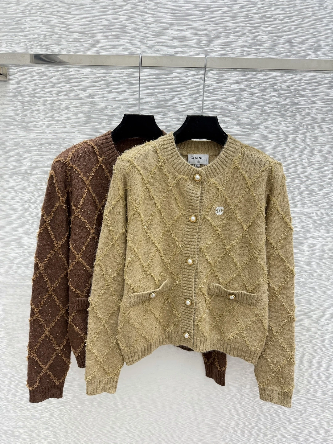 HERMÈS(エルメス) 初秋 クルーネック・キルティング カーディガン。 カラー:ブラウン / カーキ。 サイズ:36 / 38 / 40