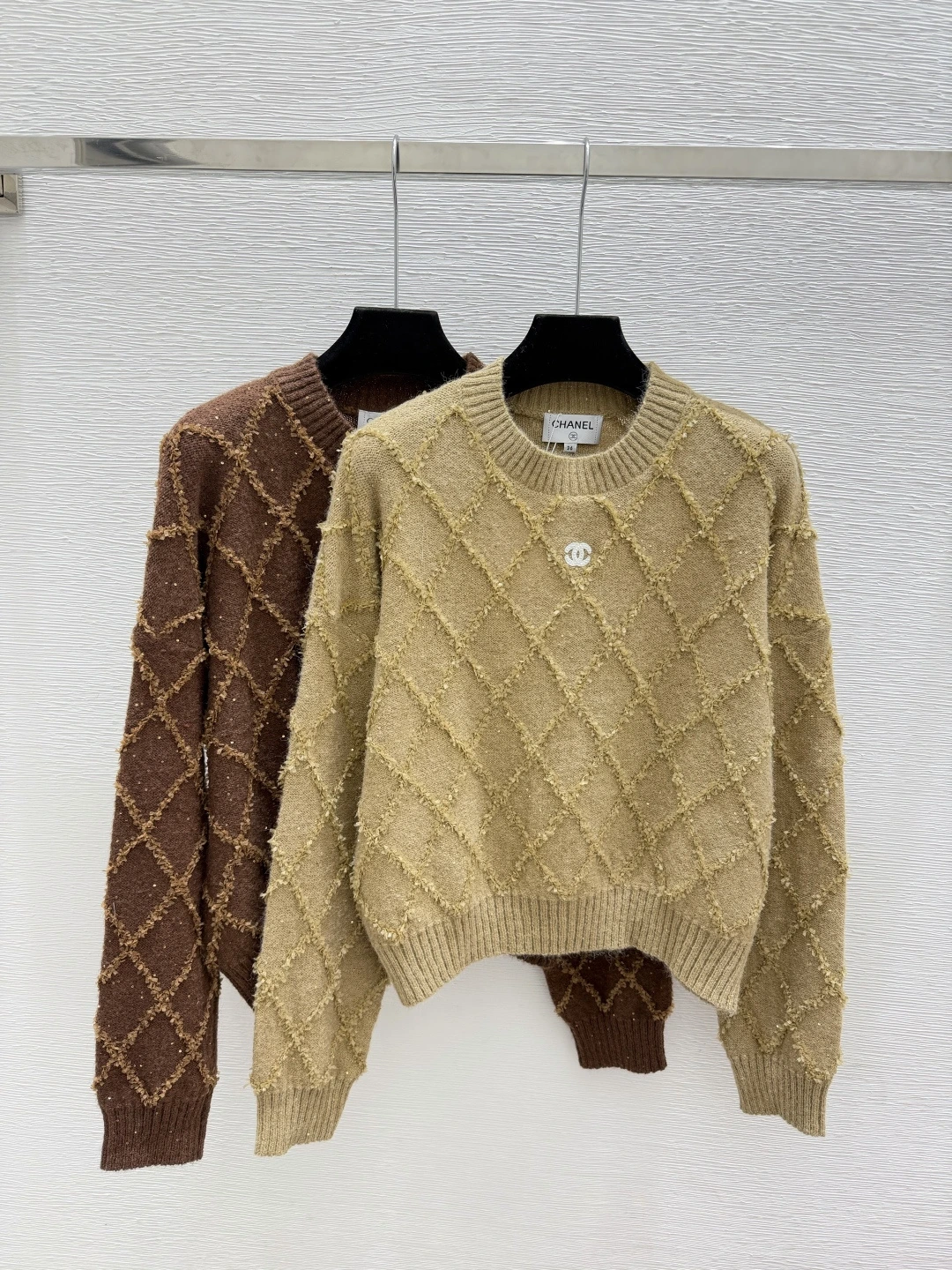 HERMÈS(エルメス) 初秋 クルーネック・キルティング 長袖ニット。 カラー:ブラウン / カーキ。 サイズ:36 / 38 / 40