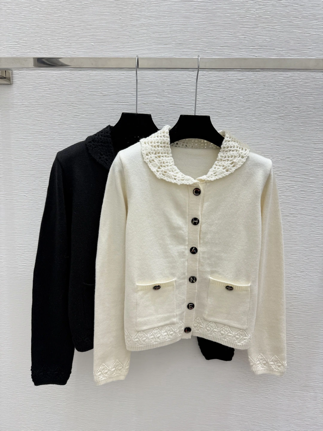 HERMÈS(エルメス) 初秋 襟付き カーディガン。 カラー:アプリコット / ブラック。 サイズ:36 / 38 / 40