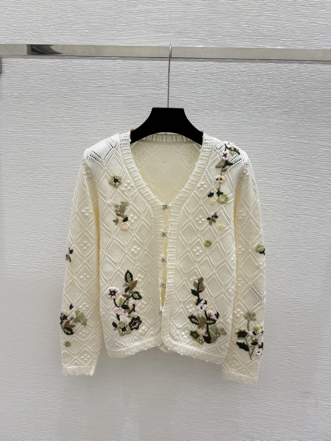 HERMÈS(エルメス) 初秋 コントラスト配色・Vネック カーディガン。 カラー:アプリコット。 サイズ:36 / 38 / 40