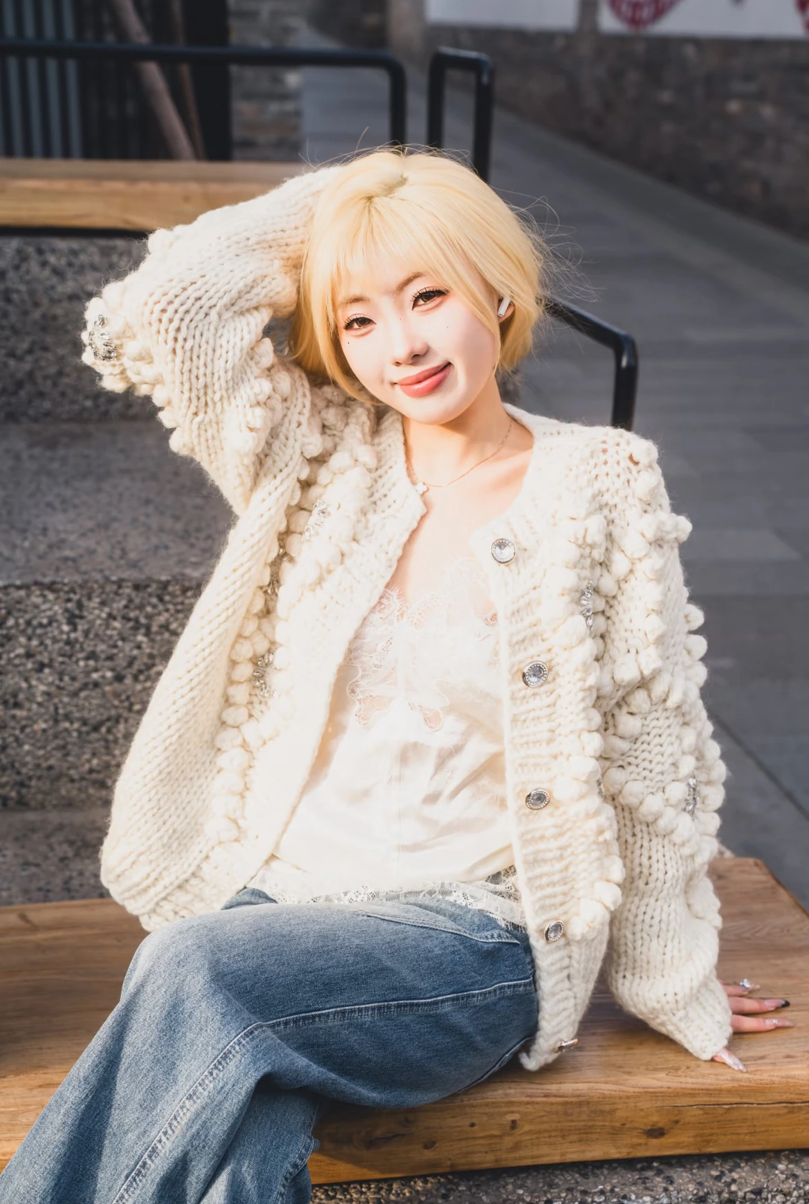 Miu Miu(ミュウミュウ) クルーネック・ボタン・ソフトな風合い カーディガン