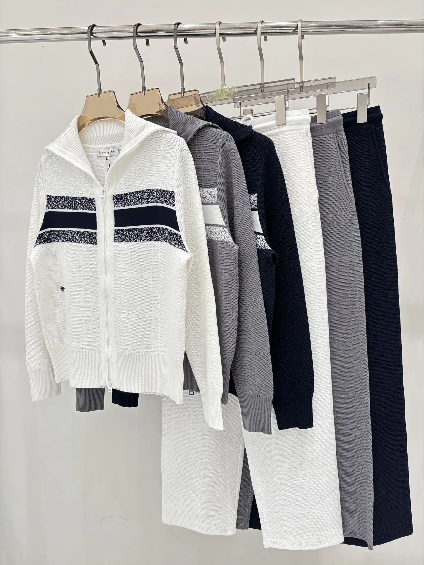 Dior(ディオール) ストライプ・刺繍 セットアップ。 カラー:ネイビー / ホワイト / グレー。 サイズ:S/M/L
