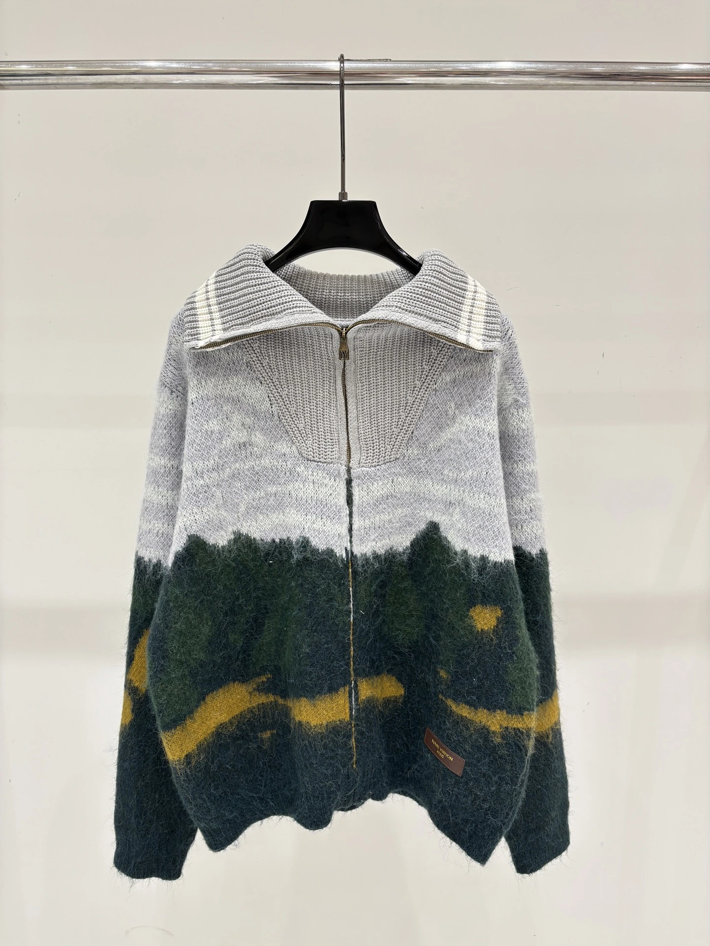 Louis Vuitton(ルイ・ヴィトン / LV) ジャカード・リラックスフィット・襟付き・ドロップショルダー・リブ・レタリング カーディガン。 カラー:ワンカラー。 サイズ:S/M/L