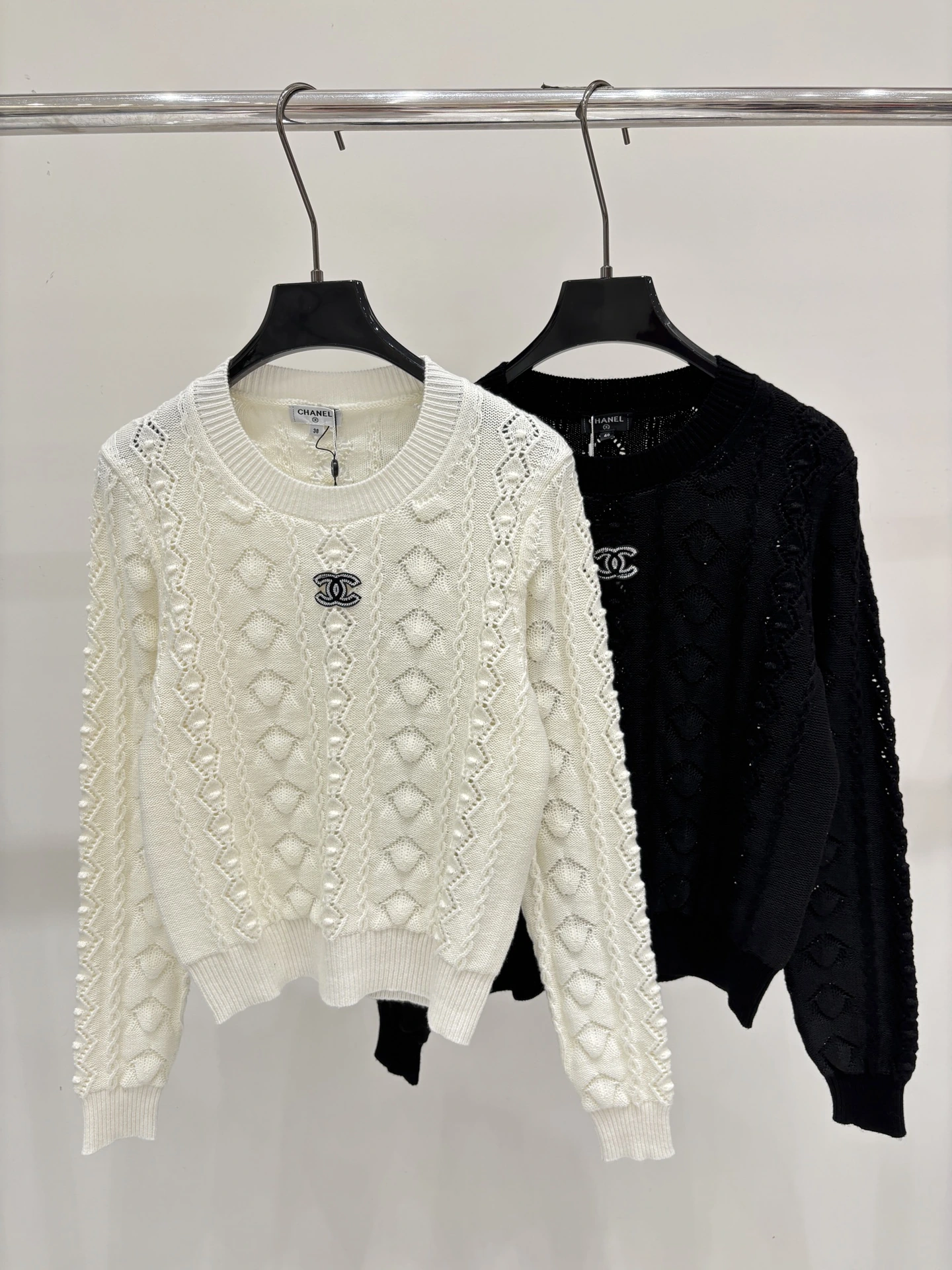 CHANEL(シャネル) コントラスト配色・ストライプ・ジャカード・透かしデザイン・クルーネック・レタリング トップス。 カラー:ブラック / ホワイト。 サイズ:S/M/L