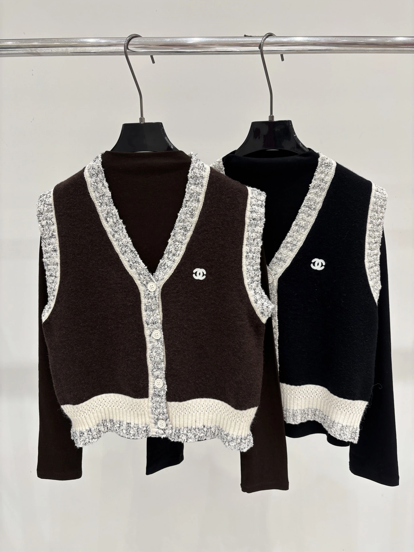 CHANEL(シャネル) 初秋 コントラスト配色・ジャカード・ヴィンテージ風・クルーネック・切替・レタリング アイテム。 カラー:ブラウン / ブラック。 サイズ:S/M/L