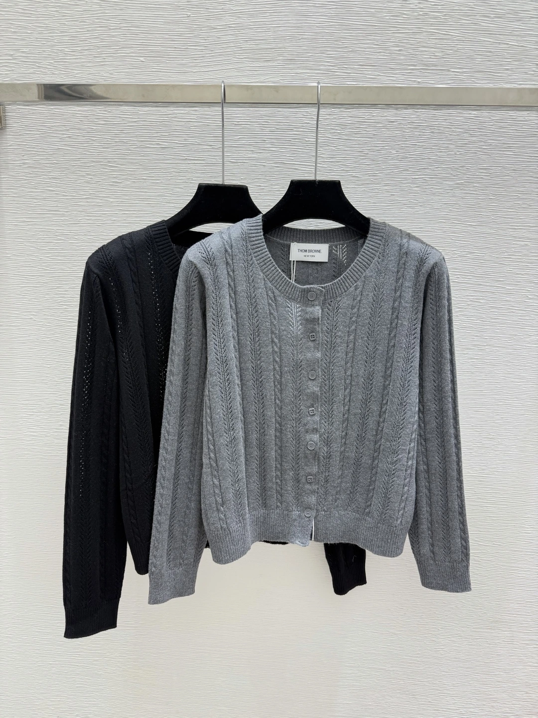 Thom Browne(トム ブラウン) 初秋 クルーネック カーディガン。 カラー:ロイヤルブルー / グレー。 サイズ:36 / 38 / 40