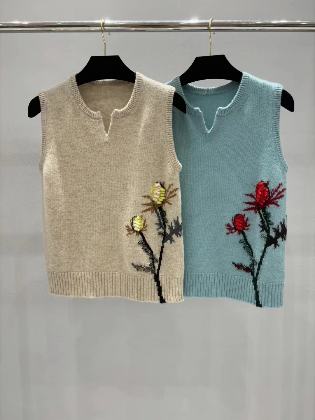 秋冬 Barrie 刺繍 ノースリーブトップス。 素材:カシミヤ。 サイズ:S/M/L