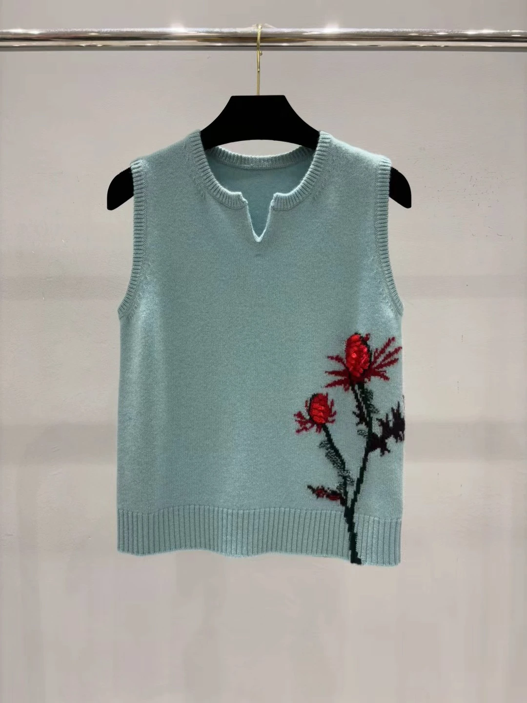 秋冬 Barrie 刺繍 ノースリーブトップス。 素材:カシミヤ。 サイズ:S/M/L