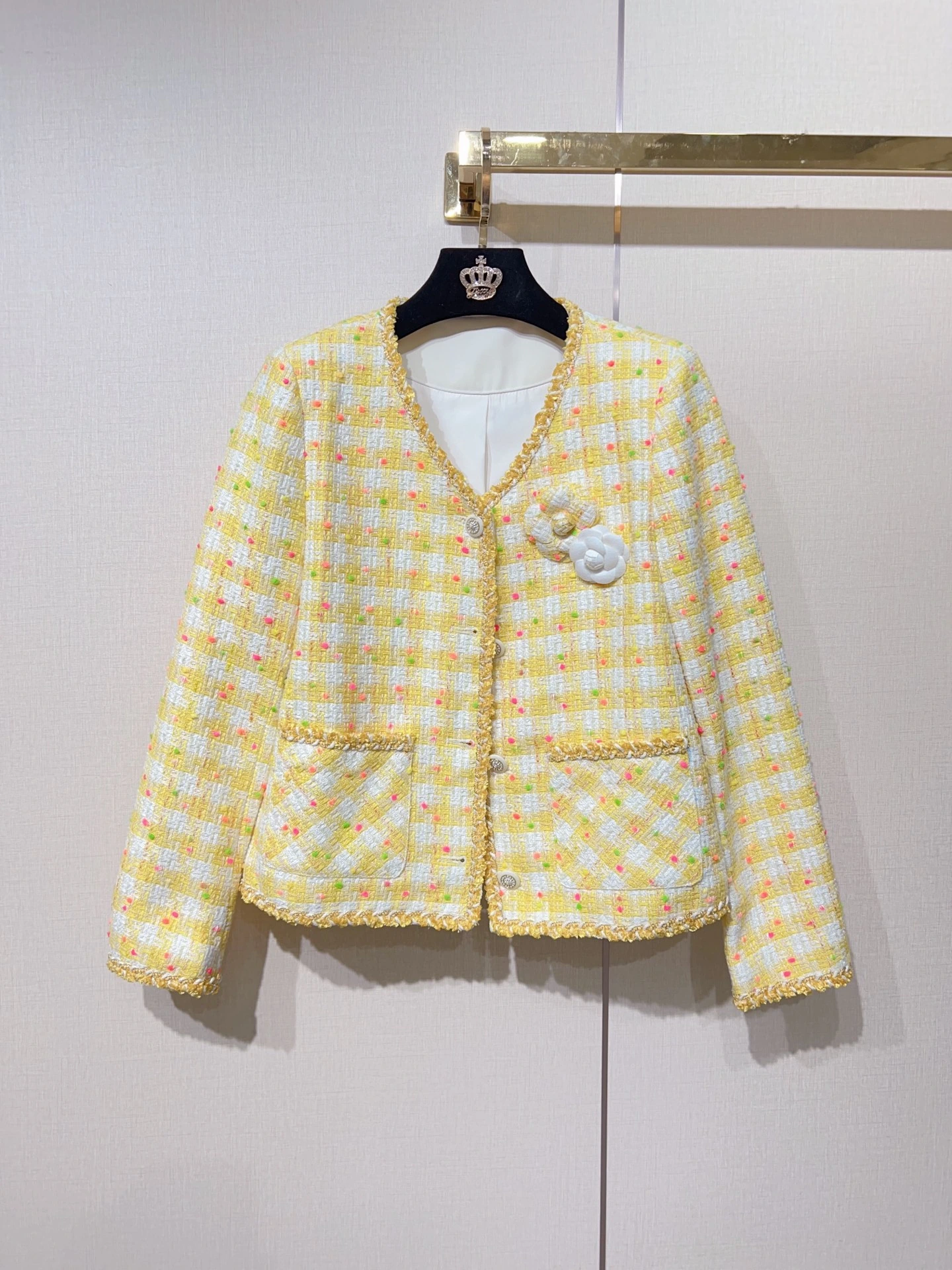 CHANEL(シャネル) チェック・クロップド丈・ハイウエスト・Vネック・フリンジ アウター。 実寸目安:M:胸囲92 / 肩幅35 / 袖丈58 / 着丈56