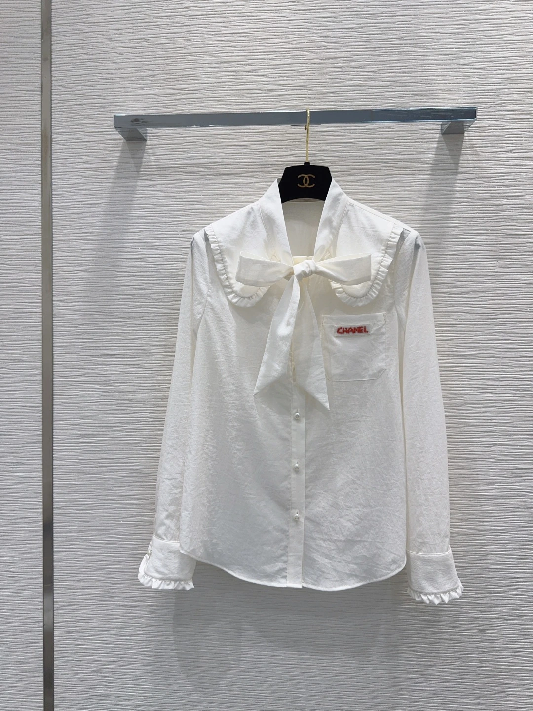 CHANEL(シャネル) 2026FW 立体裁断 シャツ。 品番:75579。 実寸目安:着丈63 / 胸囲98 / 肩幅38