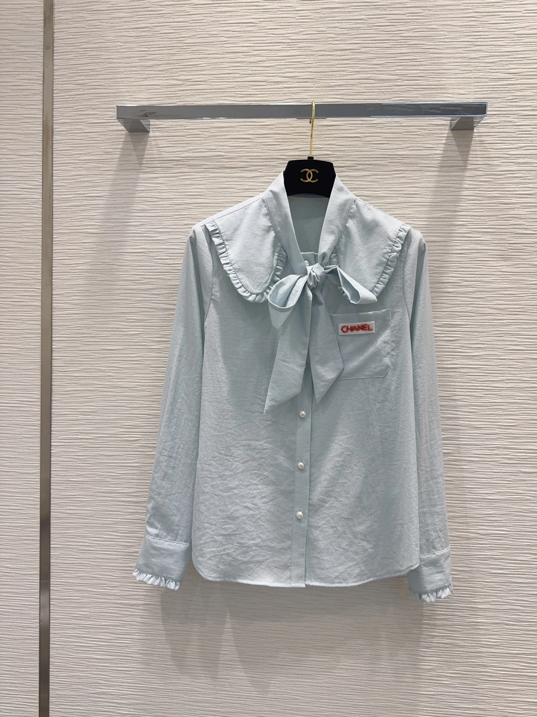 CHANEL(シャネル) 2026FW 立体裁断 シャツ。 品番:75579。 実寸目安:着丈63 / 胸囲98 / 肩幅38