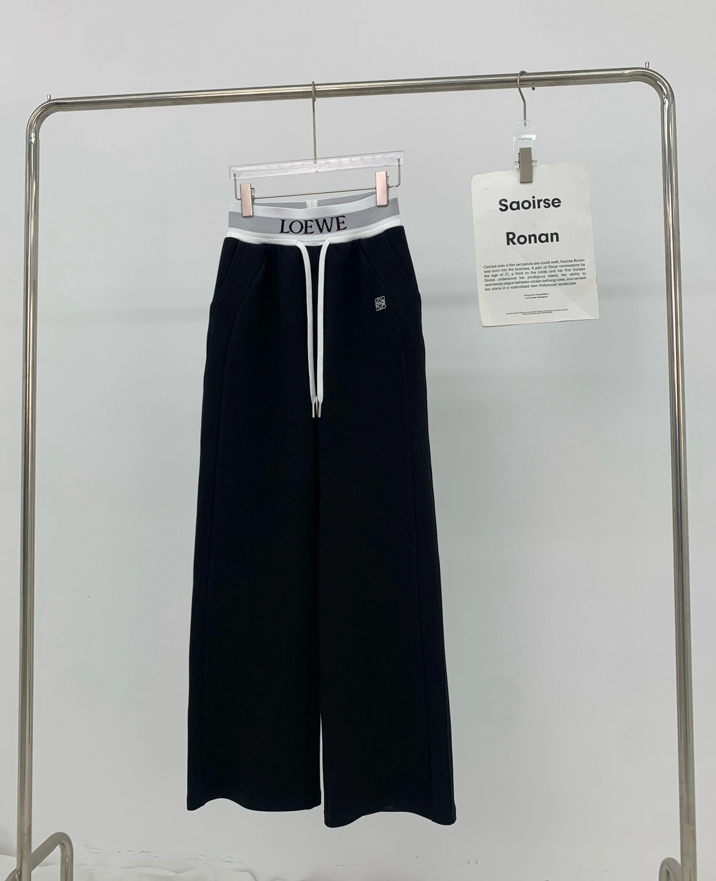 Loew コントラスト配色・ベルト付き・合わせやすい カジュアルパンツ。 在庫あり。 オリジナル仕様