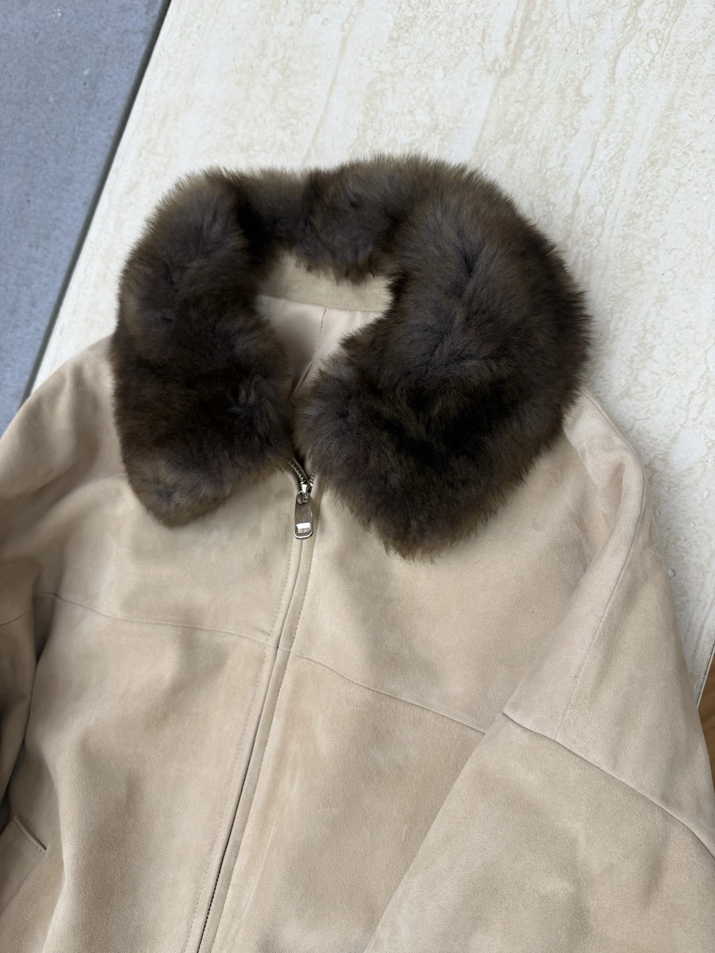 Saint Laurent(サンローラン) 2026AW ファートリム アウター。 素材:カシミヤ