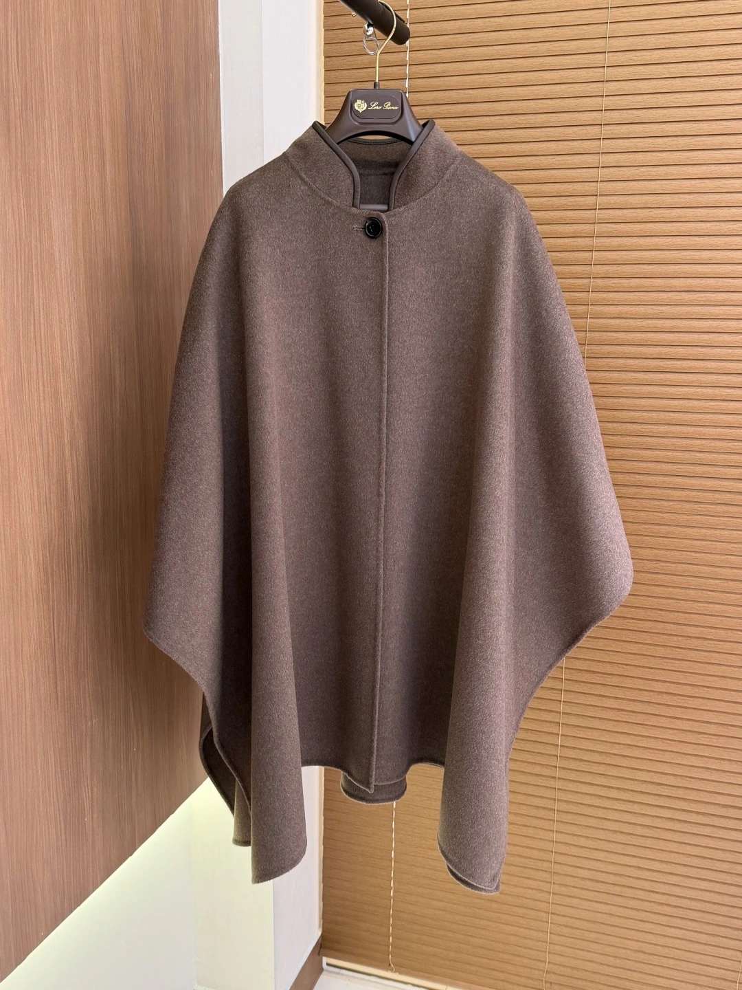 Loro Piana(ロロ・ピアーナ) Loropiana アイテム。 素材:カシミヤ・ウール。 在庫あり