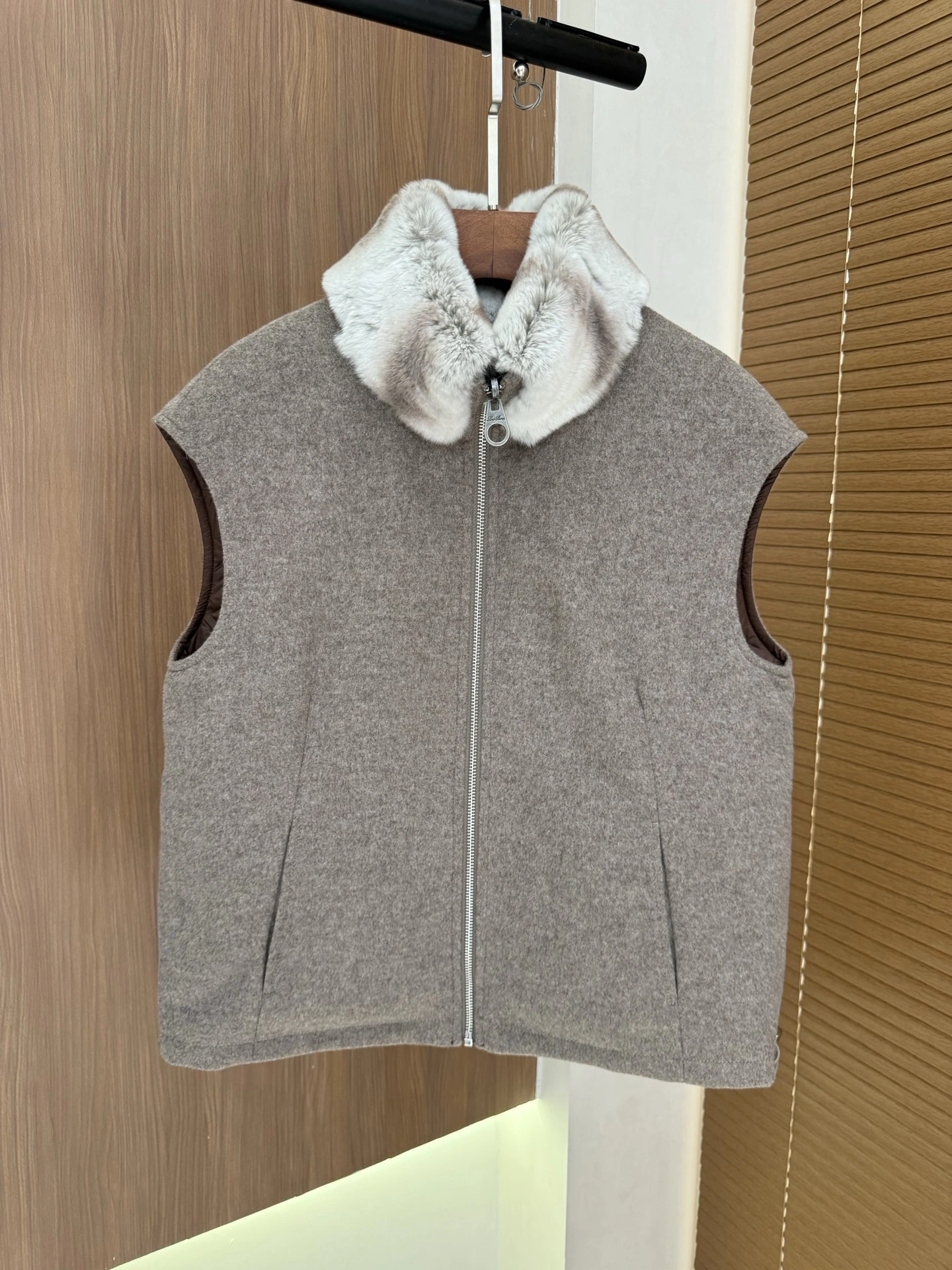Loro Piana（ロロ・ピアーナ） ベスト。 素材：グースダウン。 在庫あり