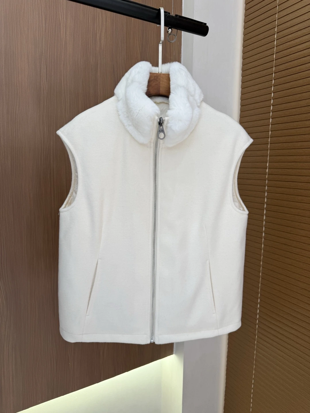 Loro Piana（ロロ・ピアーナ） ベスト。 素材：グースダウン。 在庫あり