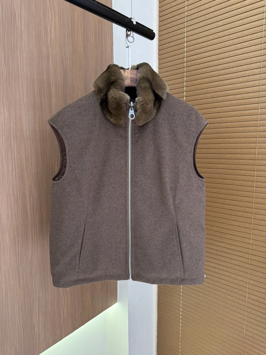 Loro Piana（ロロ・ピアーナ） ベスト。 素材：グースダウン。 在庫あり