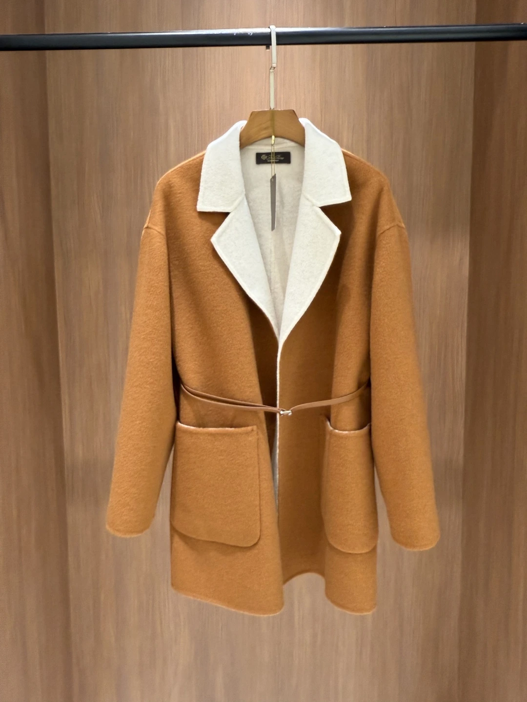 Loro Piana（ロロ・ピアーナ） コントラスト配色・ソフトな風合い テーラードジャケット。 素材：カシミヤ。 在庫あり