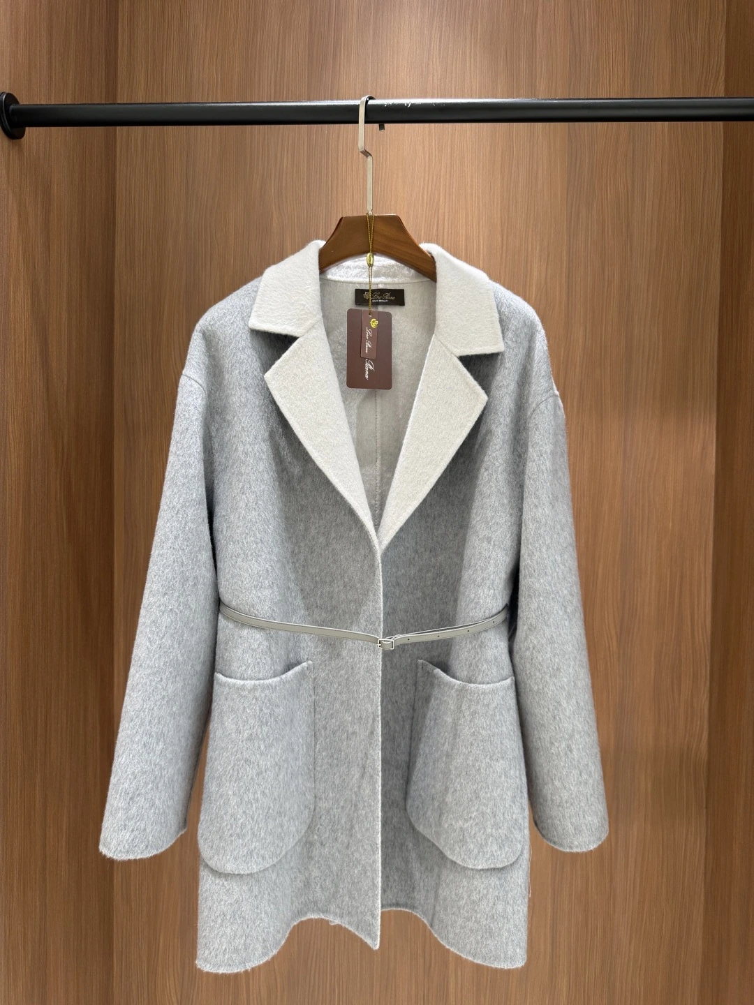 Loro Piana（ロロ・ピアーナ） コントラスト配色・ソフトな風合い テーラードジャケット。 素材：カシミヤ。 在庫あり
