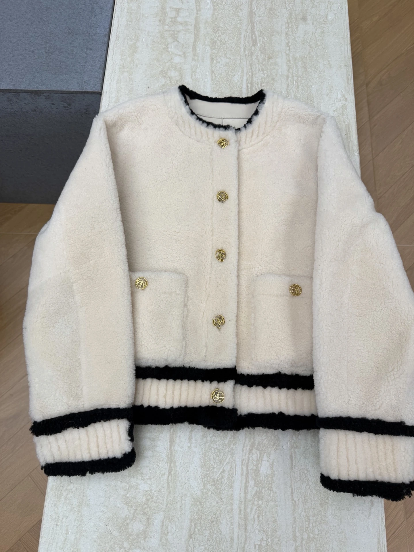 CHANEL(シャネル) 秋冬 シアリングジャケット。 素材:シアリング