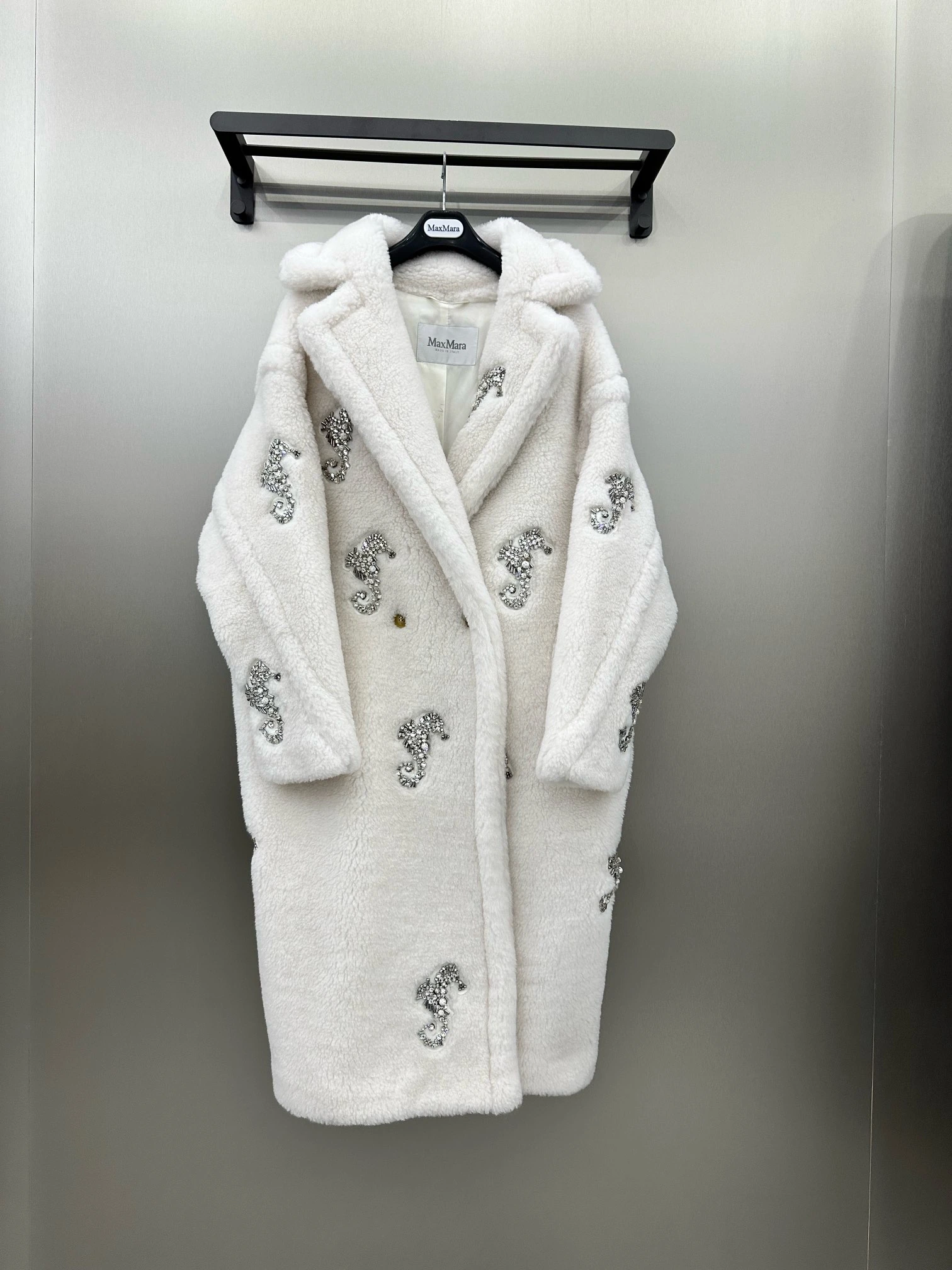 Max Mara(マックスマーラ) 秋冬 MaxMara ダブルブレスト・ロング丈・リラックスフィット・合わせやすい・すっきり見え・保温性 コート。 素材:ウール