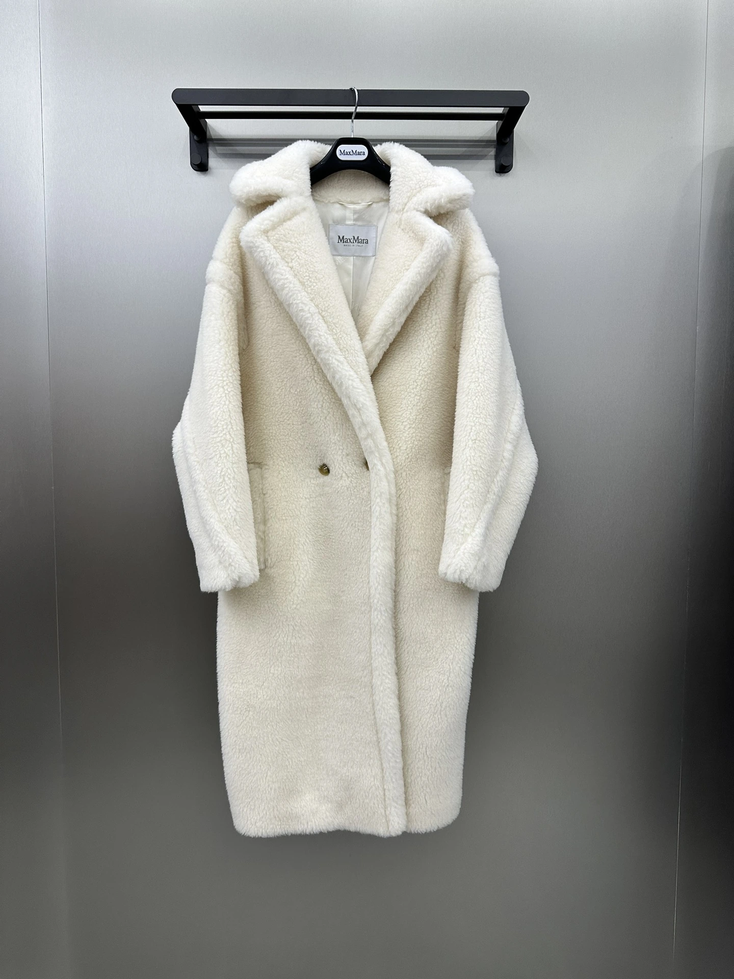 Max Mara(マックスマーラ) 秋冬 MaxMara ダブルブレスト・ロング丈・リラックスフィット・合わせやすい・すっきり見え・保温性 コート。 素材:ウール