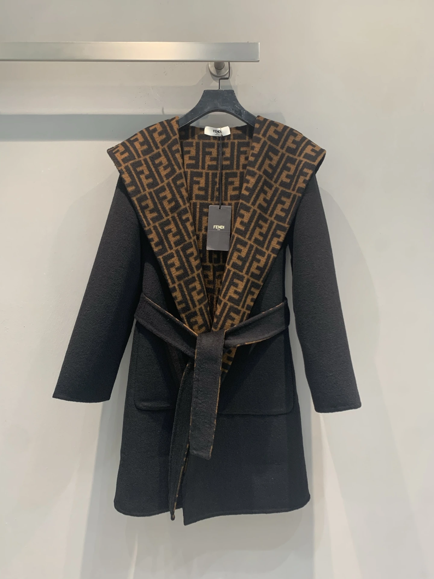 FENDI(フェンディ) 秋冬 ベルト付き・フード付き・合わせやすい・Monogram コート。 素材:カシミヤ