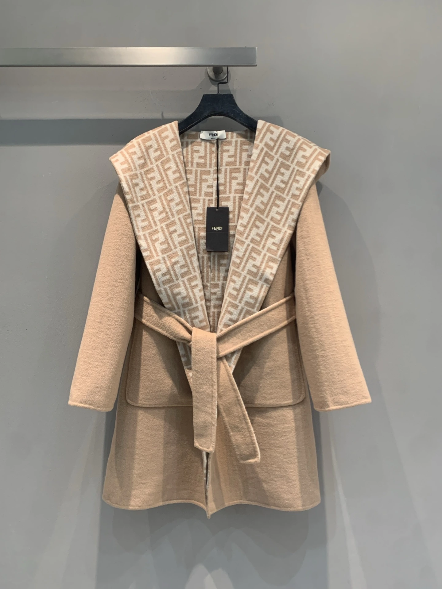 FENDI（フェンディ） 秋冬 ベルト付き・フード付き・合わせやすい・Monogram コート。 素材：カシミヤ