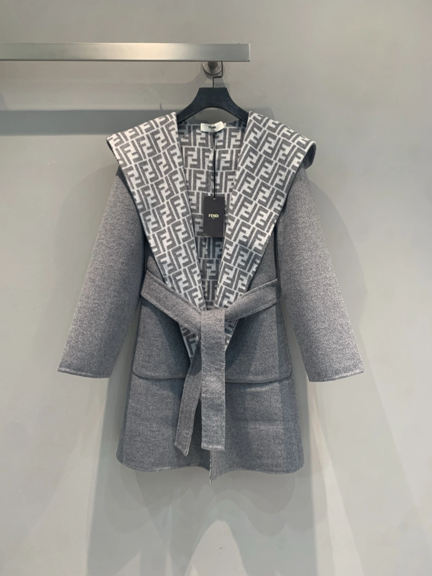 FENDI(フェンディ) 秋冬 ベルト付き・フード付き・合わせやすい・Monogram コート。 素材:カシミヤ