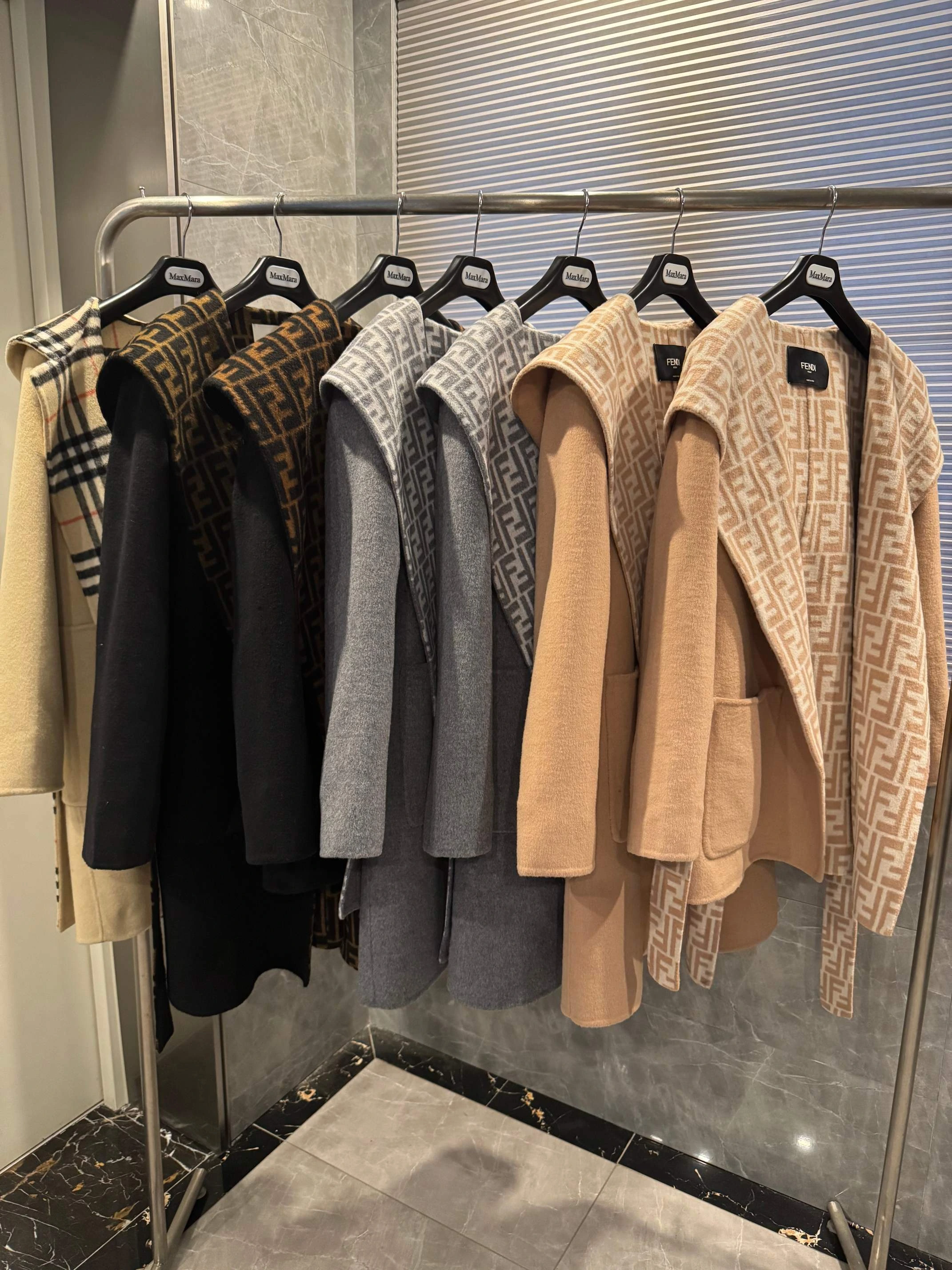 FENDI(フェンディ) 秋冬 ベルト付き・フード付き・合わせやすい・Monogram コート。 素材:カシミヤ