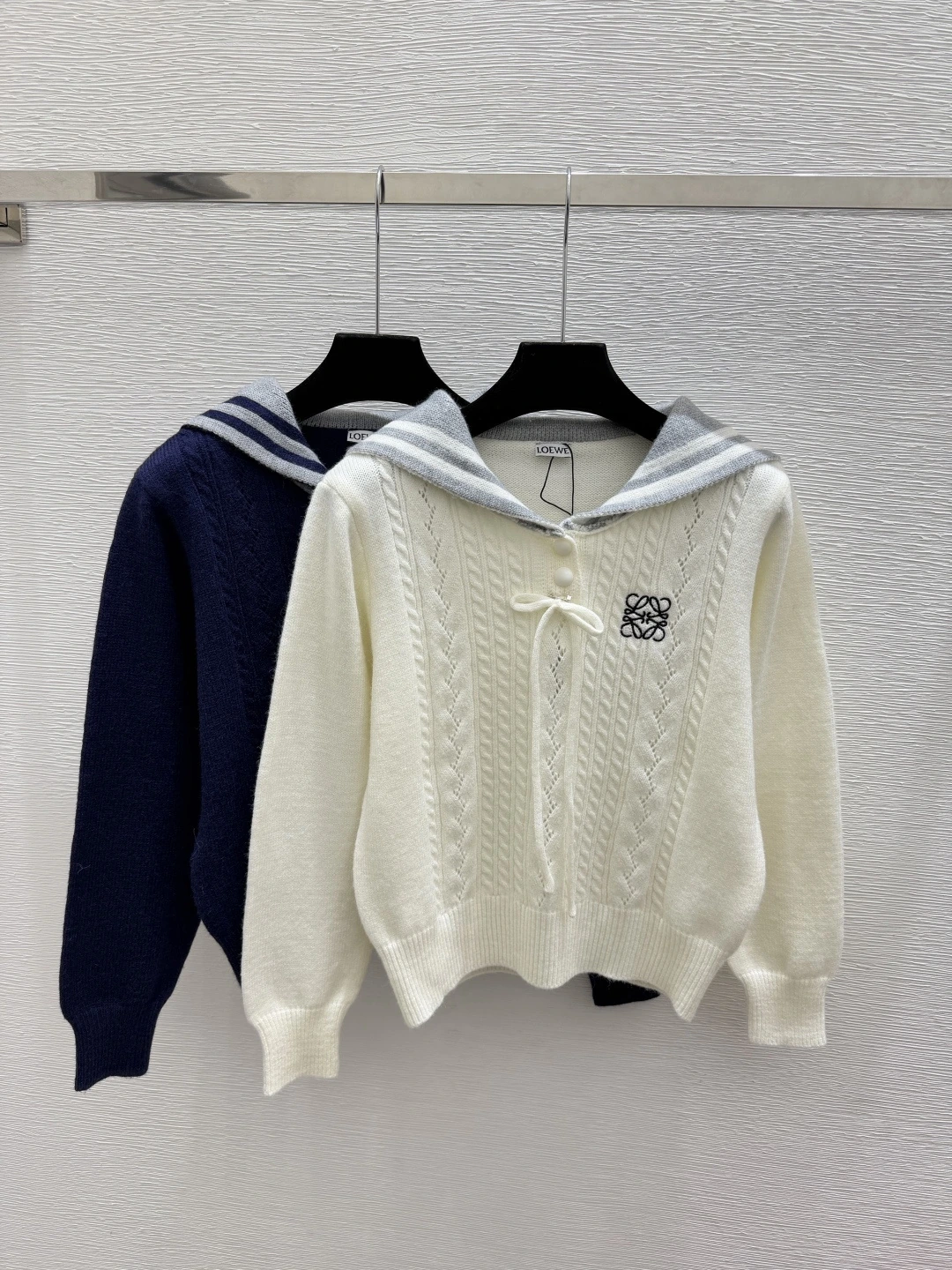 LOEWE（ロエベ） 初秋 コントラスト配色 長袖ニット。 カラー：ロイヤルブルー / ホワイト。 サイズ：36 / 38 / 40