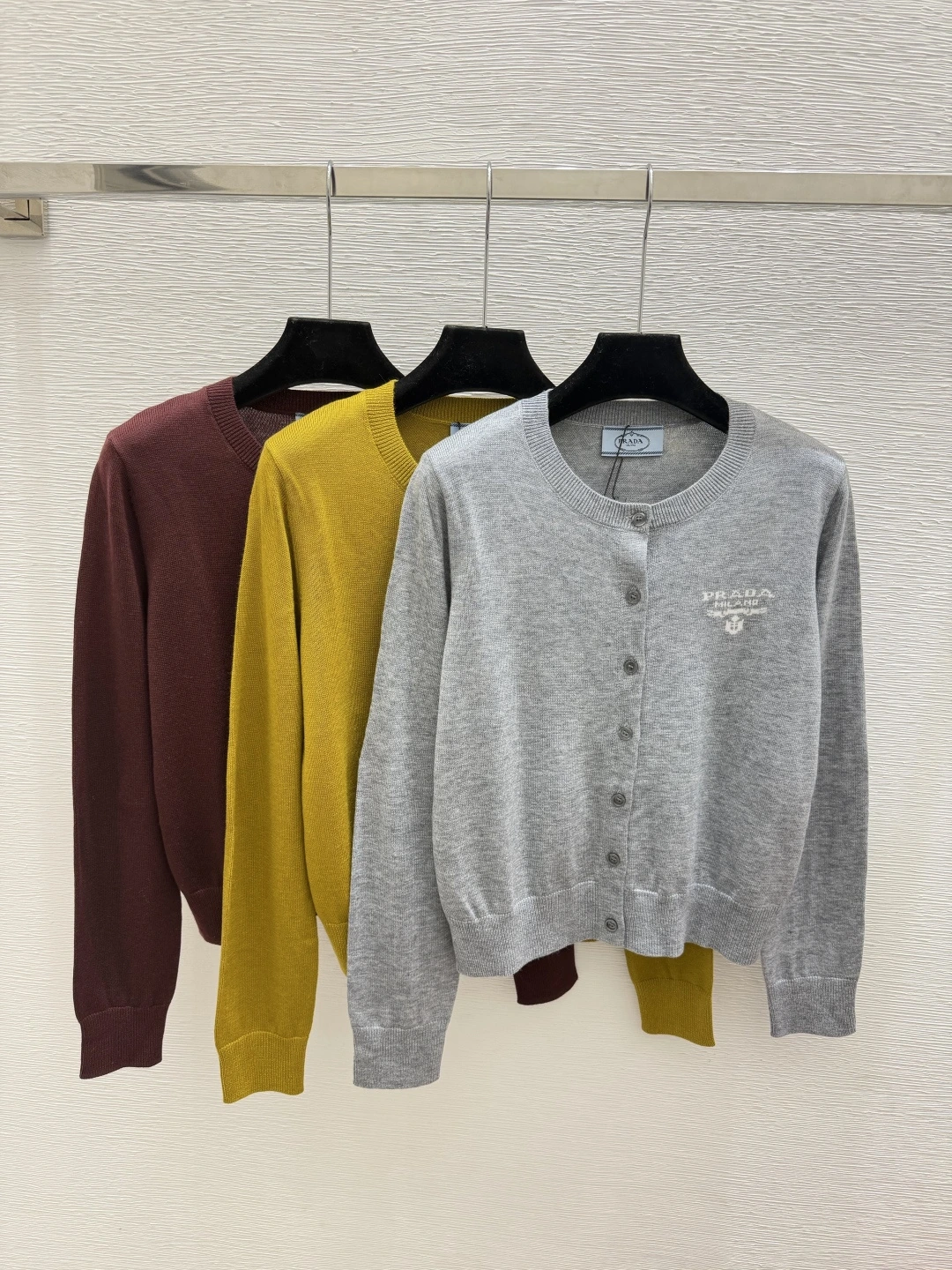 PRADA(プラダ) 初秋 クルーネック カーディガン。 カラー:ブラウン / グレー / イエロー。 サイズ:36 / 38 / 40