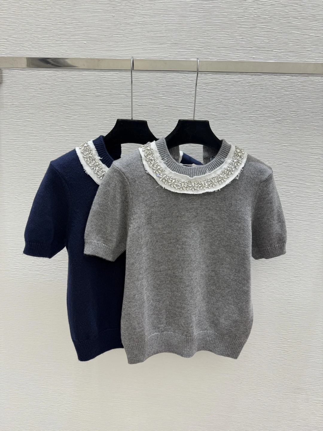 PRADA(プラダ) 初秋 コントラスト配色・クルーネック アイテム。 カラー:ロイヤルブルー / グレー。 サイズ:36 / 38 / 40