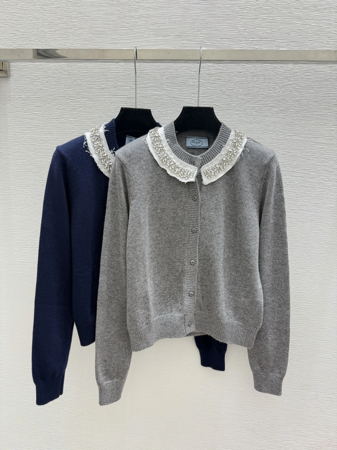 PRADA(プラダ) 初秋 コントラスト配色・クルーネック カーディガン。 カラー:ロイヤルブルー / グレー。 サイズ:36 / 38 / 40