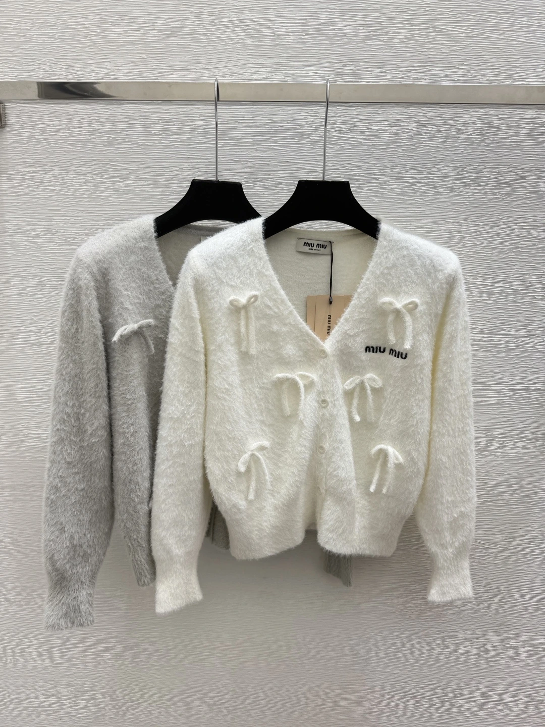 Miu Miu(ミュウミュウ) 初秋 Vネック カーディガン。 カラー:ホワイト / グレー。 サイズ:36 / 38 / 40