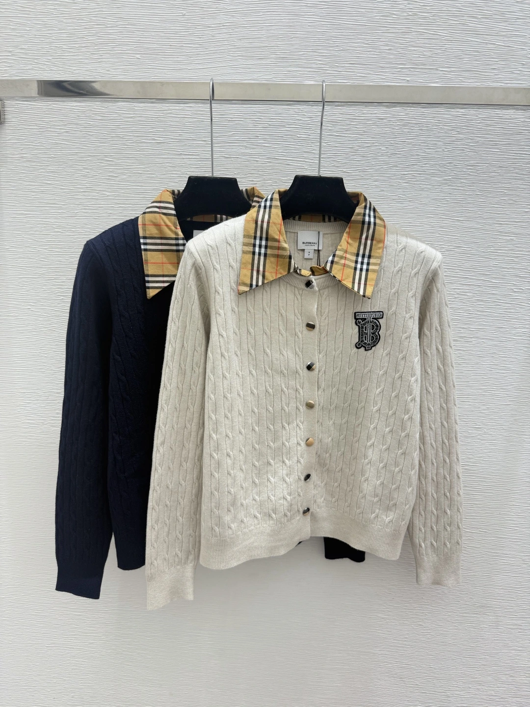 初秋 コントラスト配色・襟付き カーディガン。 カラー:ロイヤルブルー / アプリコット。 サイズ:36 / 38 / 40