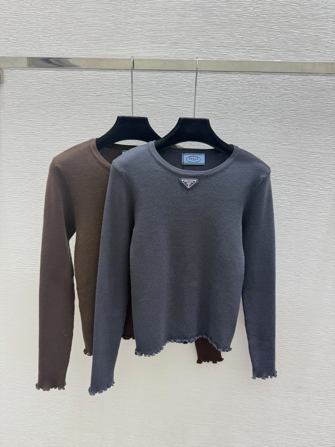 PRADA(プラダ) 初秋 クルーネック 長袖ニット。 カラー:ブラウン / グレー。 サイズ:36 / 38 / 40