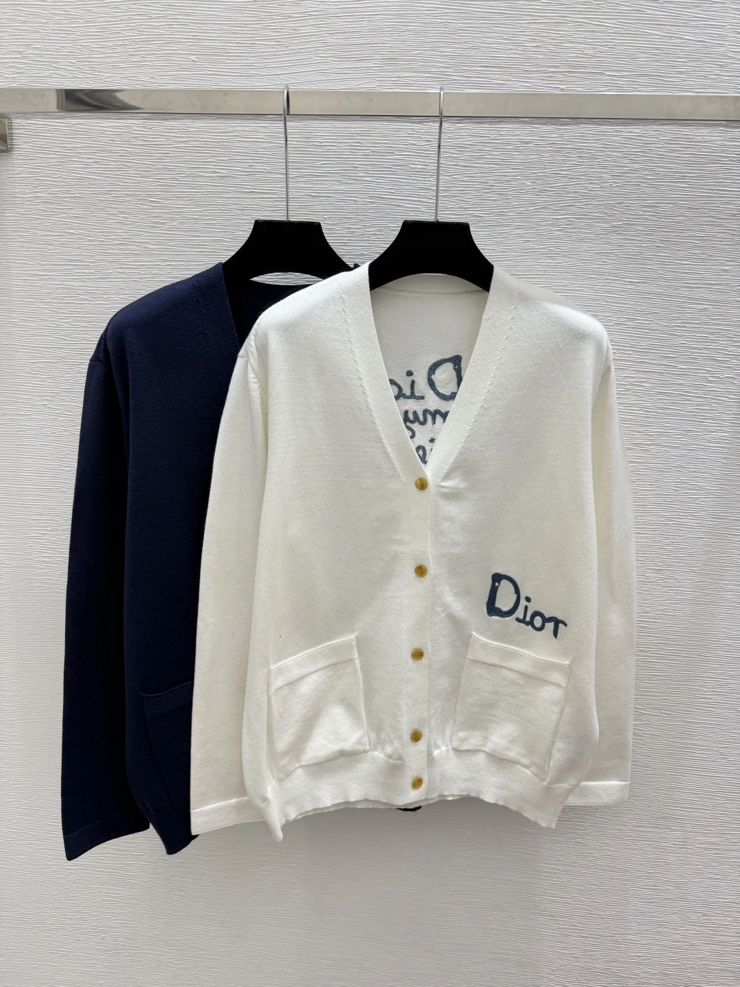 Dior（ディオール） 初秋 コントラスト配色・Vネック・レタリング カーディガン。 カラー：ロイヤルブルー / ホワイト。 サイズ：36 / 38 / 40