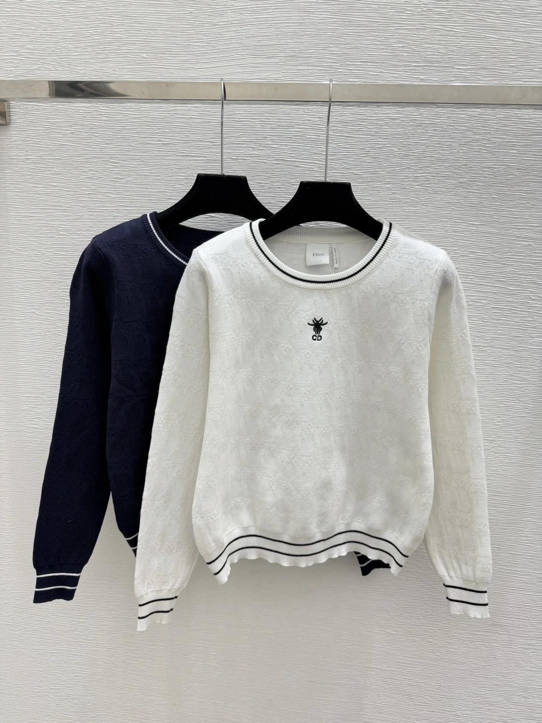 Dior（ディオール） 初秋 コントラスト配色・クルーネック 長袖ニット。 カラー：ロイヤルブルー / ホワイト。 サイズ：36 / 38 / 40