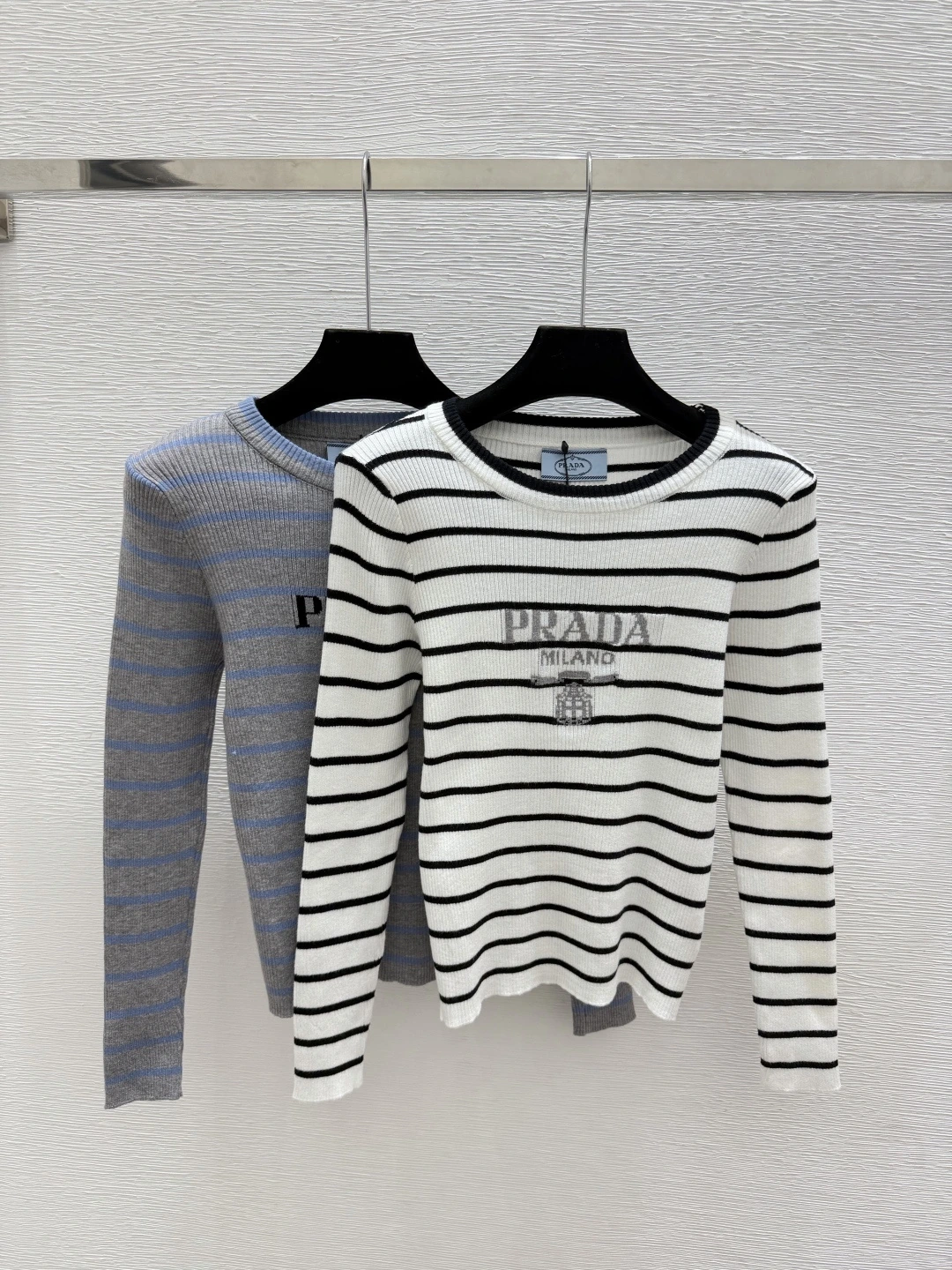 PRADA(プラダ) 初秋 コントラスト配色・ストライプ・クルーネック・レタリング 長袖ニット。 カラー:ホワイト / グレー。 サイズ:36 / 38 / 40