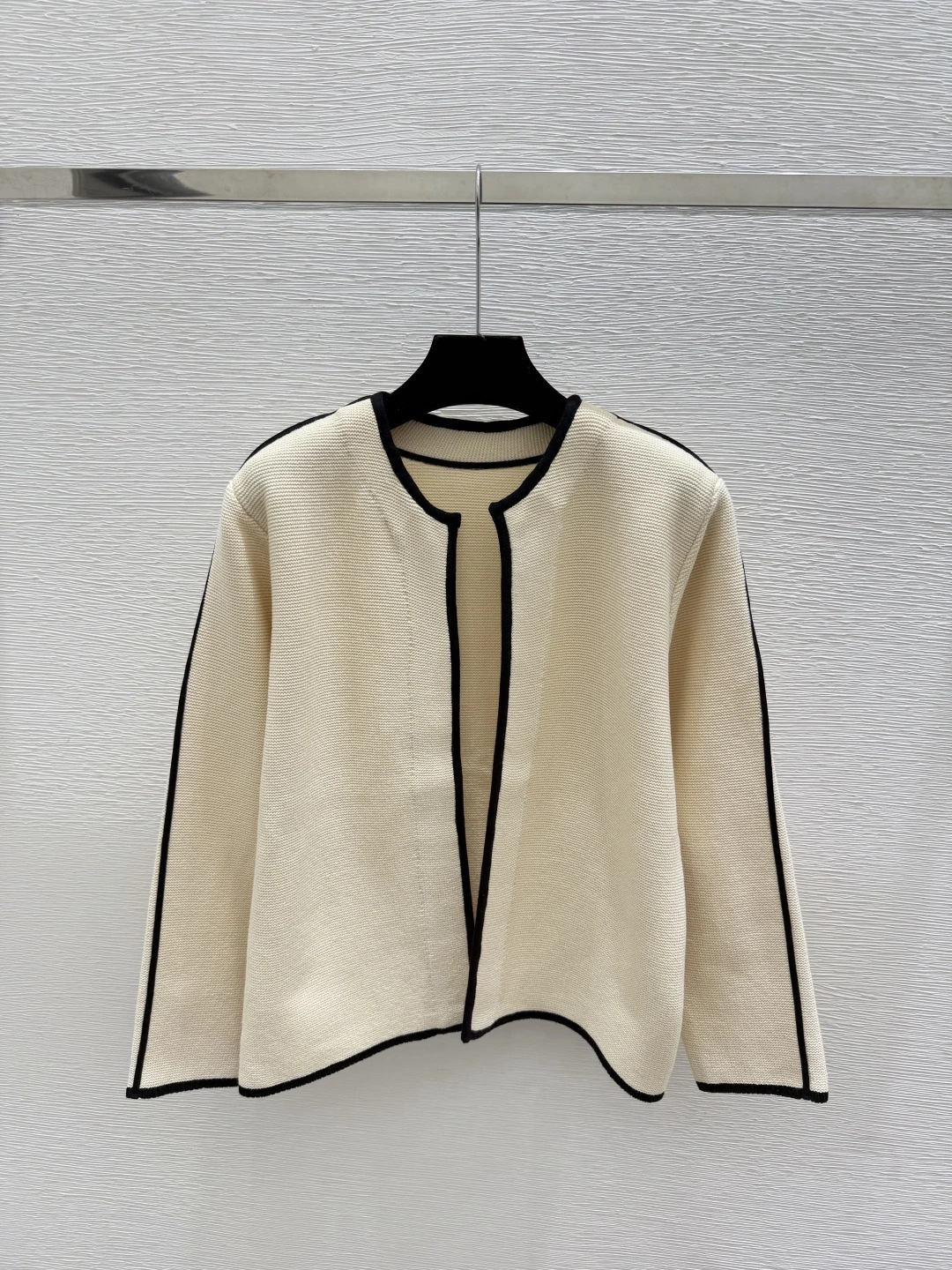 HERMÈS(エルメス) 初秋 コントラスト配色 カーディガン。 カラー:アプリコット。 サイズ:36 / 38 / 40