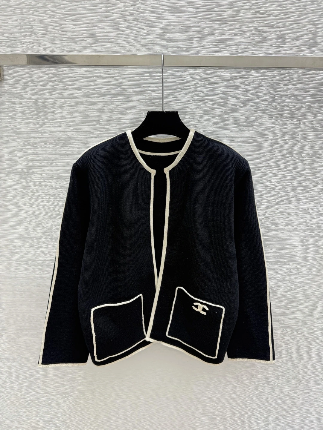HERMÈS(エルメス) 初秋 コントラスト配色・クルーネック カーディガン。 カラー:ブラック。 サイズ:36 / 38 / 40