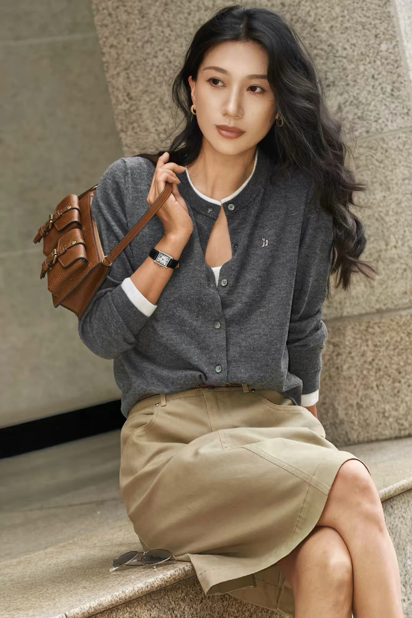 HAZZYS（ヘジス） Cardigan ボタン・レイヤード風・合わせやすい・すっきり見え・ソフトな風合い・軽量 カーディガン。 カラー：モランディグレー / スカイブルー / カーキ。 実寸目安：肩幅39 / 胸囲94 / 着丈54