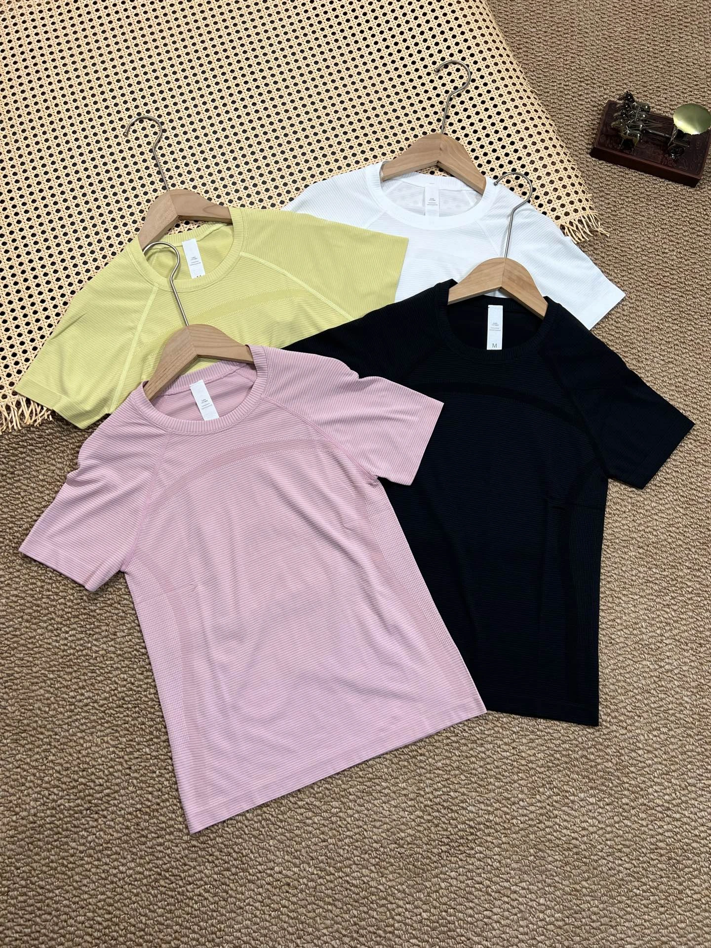 LULU スリムフィット・クルーネック・合わせやすい・すっきり見え・ソフトな風合い・通気性・肌触りが良い・軽量 Tシャツ。 素材:ナイロン100%・ナイロン。 カラー:ブラック / ホワイト / イエロー / ピンク