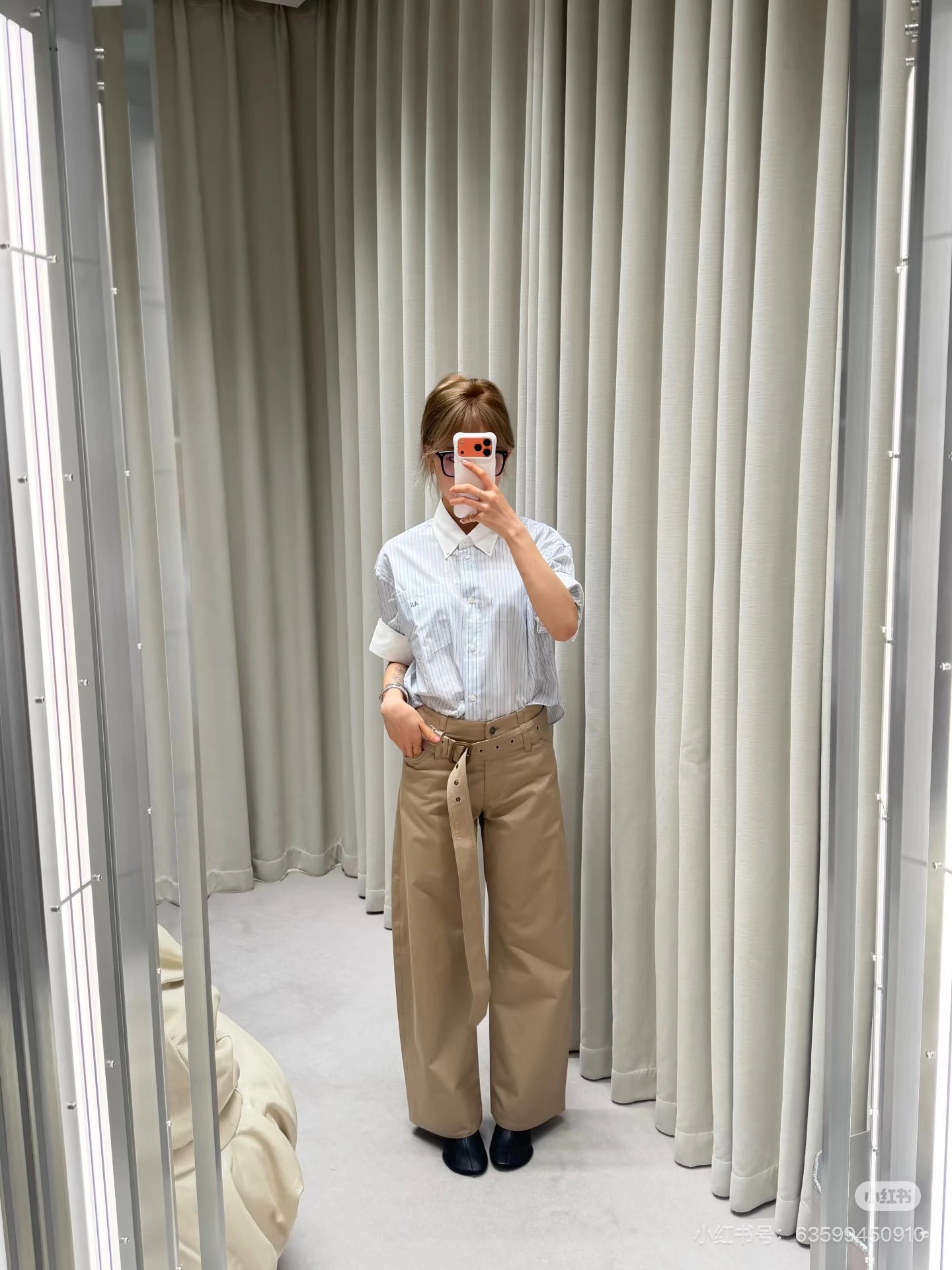 Acne Studios(アクネ ストゥディオズ) ベルト付き・リラックスフィット・ワイドレッグ・ストレート・ハイウエスト・ハリのある質感 トレンチコート