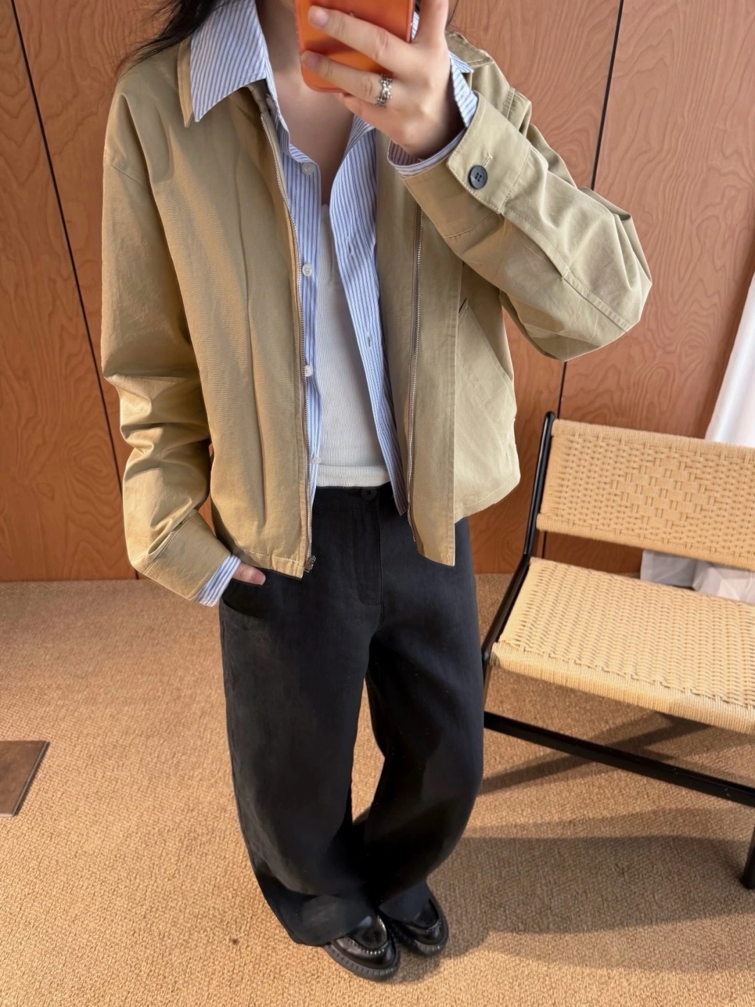 Acne Studios(アクネ ストゥディオズ) 初秋 コントラスト配色・ストライプ・クロップド丈・リラックスフィット・ハイウエスト・レイヤード風・合わせやすい・防風・ハリのある質感 アウター。 素材:コットン100%・コットン。 オリジナル仕様
