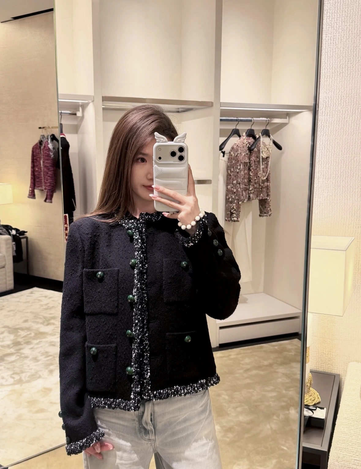 CHANEL(シャネル) 初秋 ヴィンテージ風・クロップド丈・クルーネック・ボタン・ポケット・ハリのある質感 アウター。 素材:ツイード・シルク。 在庫あり。 オリジナル仕様